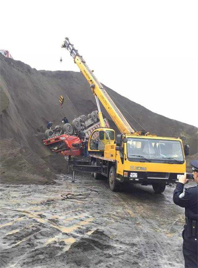 彝良上犹道路救援